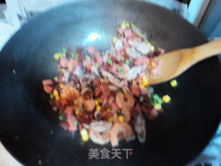 中式菠萝炒饭的做法步骤：5