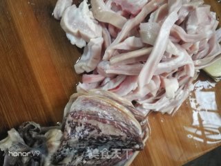 猪腿骨炖墨鱼猪肚的做法步骤：2