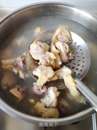 铁锅蛤蜊鸡（大吉大利）的做法步骤：2