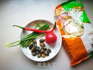 蛤蜊西红柿炒面片的做法步骤：1