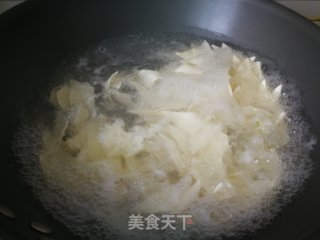 蛤蜊西红柿炒面片的做法步骤：2
