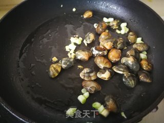 蛤蜊西红柿炒面片的做法步骤：4