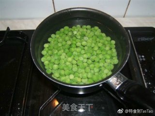 墨鱼豌豆的做法步骤：1