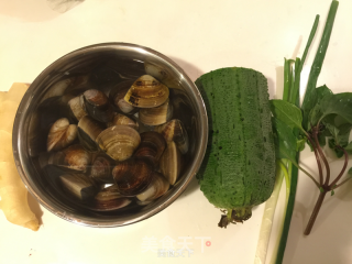 九层塔蛤蜊丝瓜汤的做法步骤：1