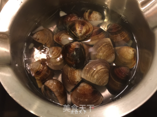 九层塔蛤蜊丝瓜汤的做法步骤：3