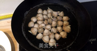 清炒蛤蜊，小美的美食的做法步骤：1