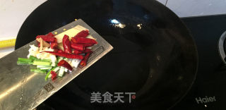 清炒蛤蜊，小美的美食的做法步骤：2