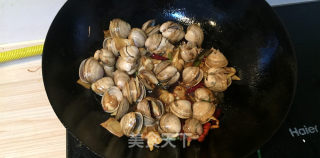 清炒蛤蜊，小美的美食的做法步骤：4