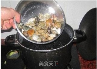 鲜美蛤蜊汤河粉的做法步骤：2