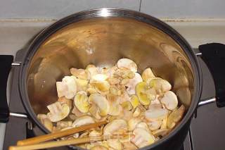 蛤蜊蘑菇汤的做法步骤：3
