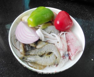 海鲜焗饭的做法步骤：1