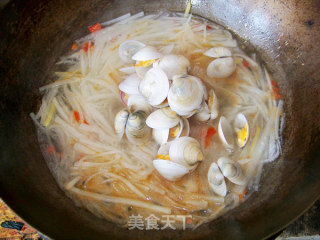 心蓝手制私房菜【有海水味的蛤蜊烩银丝】——原始的纯真的做法步骤：8