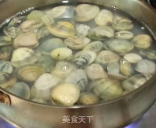 鲜美无比的蛤蜊蛋花汤的做法步骤：2
