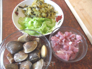 酸菜苦瓜蛤蜊汤的做法步骤：1