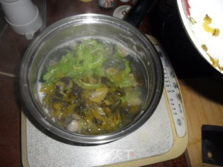 酸菜苦瓜蛤蜊汤的做法步骤：3