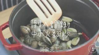 酒蒸蛤蜊一厨作铸铁锅版的做法步骤：3