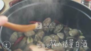 酒蒸蛤蜊一厨作铸铁锅版的做法步骤：4