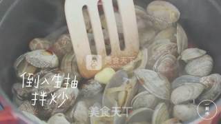 酒蒸蛤蜊一厨作铸铁锅版的做法步骤：7