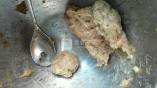 肉丸丝瓜蛤蜊汤的做法步骤：1