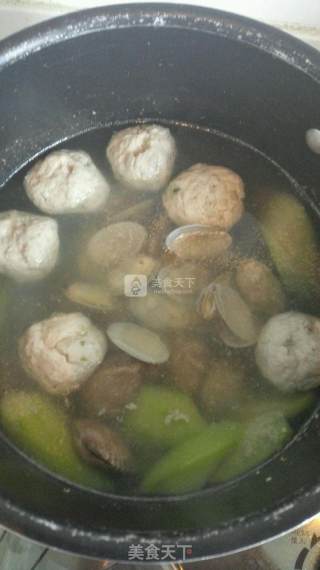 肉丸丝瓜蛤蜊汤的做法步骤：7