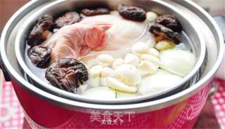 电锅炖蒜头香菇鸡汤的做法步骤：2