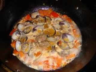 蒸蛤蜊和西紅柿意大利面 （Steamed Clams and Tomatoes with Pasta ）的做法步骤：6