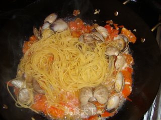 蒸蛤蜊和西紅柿意大利面 （Steamed Clams and Tomatoes with Pasta ）的做法步骤：7