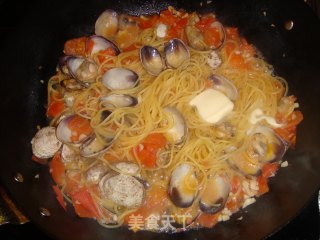 蒸蛤蜊和西紅柿意大利面 （Steamed Clams and Tomatoes with Pasta ）的做法步骤：8
