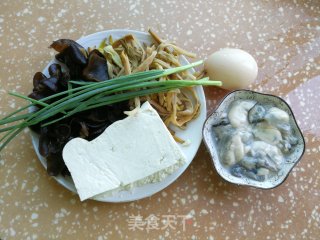 木耳黄花牡蛎汤的做法步骤：1