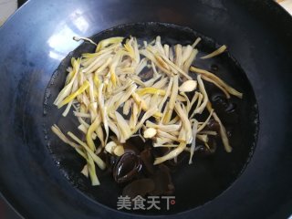木耳黄花牡蛎汤的做法步骤：2