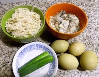 牡蛎金针菇蛋饼的做法步骤：1