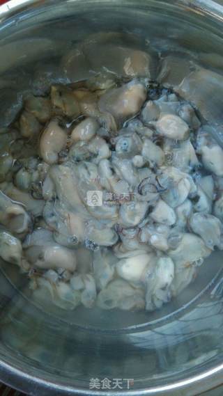 牡蛎韭菜鸡蛋饼的做法步骤：1