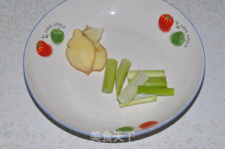 蔬菜鲍鱼排骨汤的做法步骤：1