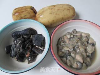 莲藕牡蛎煲乌鸡的做法步骤：1