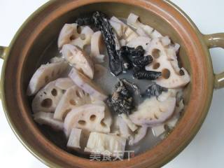 莲藕牡蛎煲乌鸡的做法步骤：5