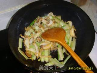 黄瓜片炒鲍鱼的做法步骤：9