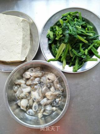 海蛎子炖豆腐的做法步骤：1