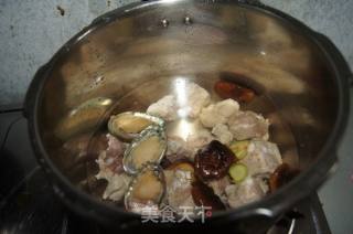 香菇排骨鲍鱼汤的做法步骤：4