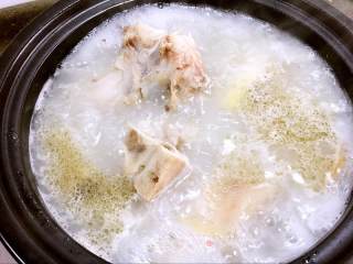 黄小米鲍鱼粥的做法步骤：3