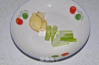 蔬菜鲍鱼排骨汤的做法步骤：1