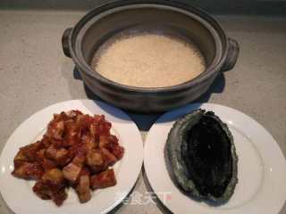 开心果姐姐肽食疗法经典菜式黑金鲍鱼土猪肉肽米煲仔饭的做法步骤：1