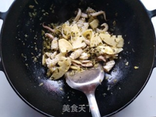 咸菜冬笋炒鱿鱼的做法步骤：8