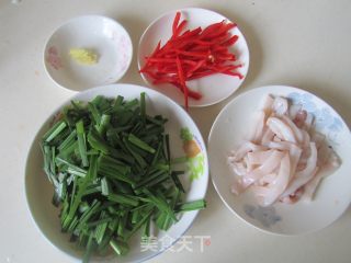 红椒韭菜鱿鱼的做法步骤：1