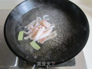 红椒韭菜鱿鱼的做法步骤：3