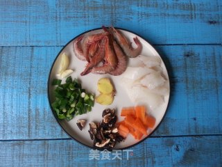 鲜虾鱿鱼粥的做法步骤：1