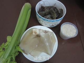 芹菜海鲜砂锅粥的做法步骤：1