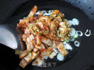 鱿鱼辣白菜炒饭的做法步骤：6