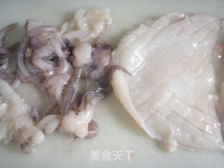 吃海鲜还是用简单的方法最好--白灼鱿鱼的做法步骤：4