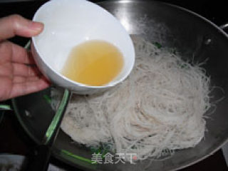 潮汕美食——鱿鱼芥兰炒米粉的做法步骤：16