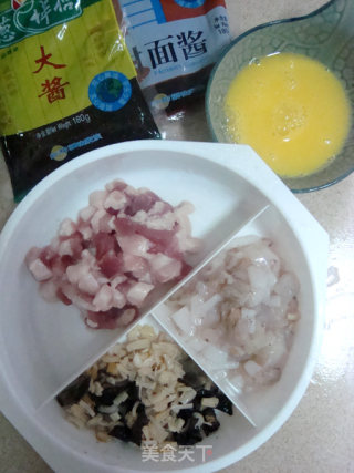 海鲜酱五彩水果炸酱面的做法步骤：1